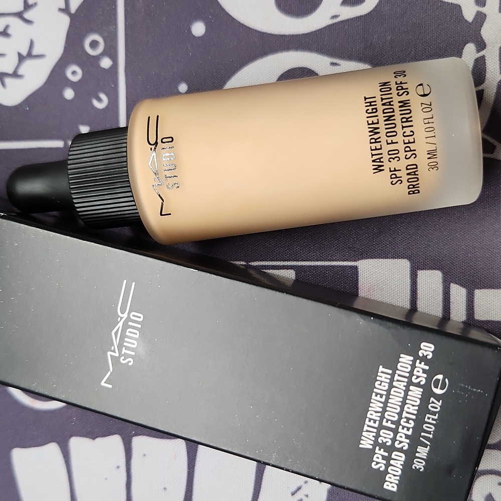 MAC Studio Waterweight SPF 30 Foundation NC42